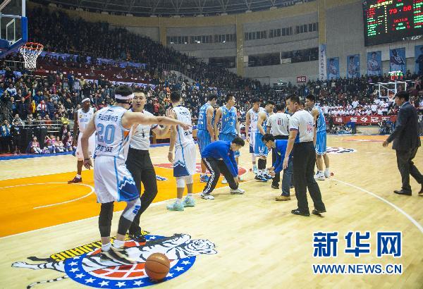  科隆球迷冲突导致比赛中断  