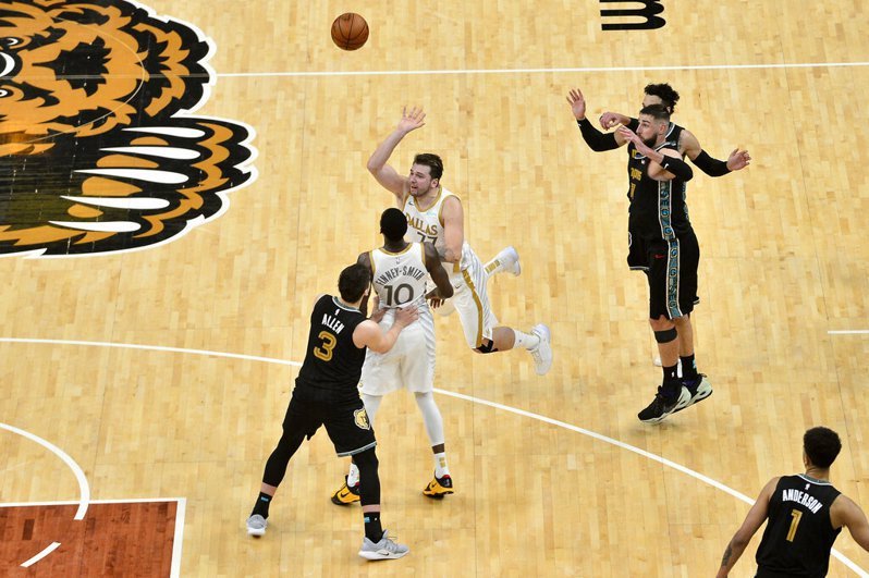  东契奇绝杀灰熊，独行侠锁定季后赛席位  